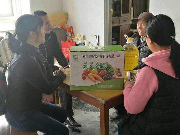 1498100207239036.jpg 201703黨員志愿服務(wù)=慰問社區(qū)困難群眾.jpg