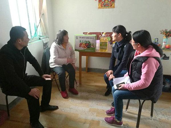 1498100216100494.jpg 201703黨員志愿服務(wù)=慰問社區(qū)困難群眾2.jpg